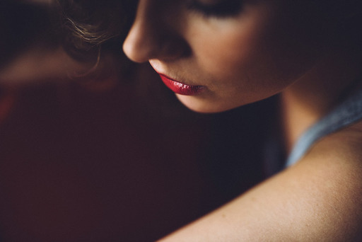 うつむき加減の女性の写真