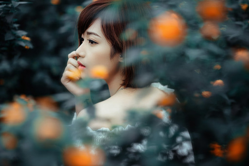 顎に手を当てる横顔の女性の写真