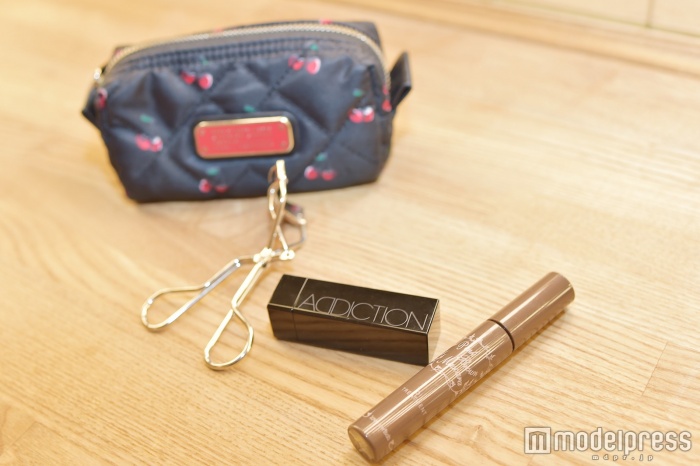 メイクポーチの中身を公開（C）モデルプレス