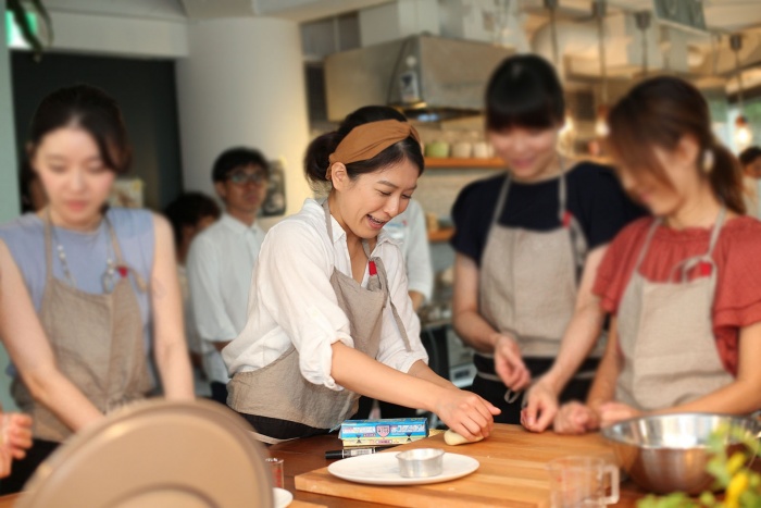 SHIORIさんから直接、パスタ作りのコツを教わる