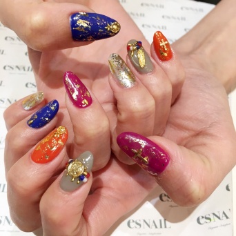 フィルムをペタペタ（画像提供：esNAIL）