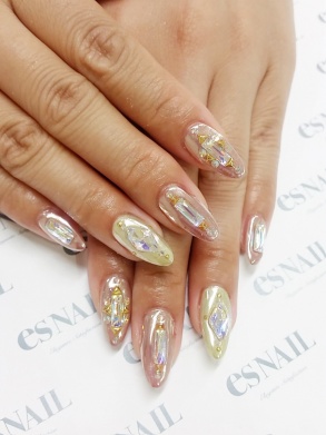 人気急上昇中のミラーネイル（画像提供：esNAIL）