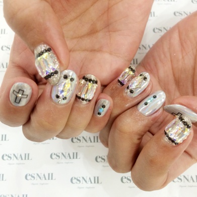 シルバーのミラーネイルで最上級の輝き（画像提供：esNAIL）