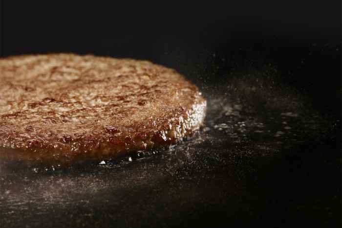 ビーフ100％の無添加パティ（画像提供：日本マクドナルド）