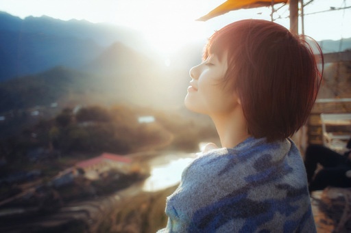 夕日を浴びる女性の写真