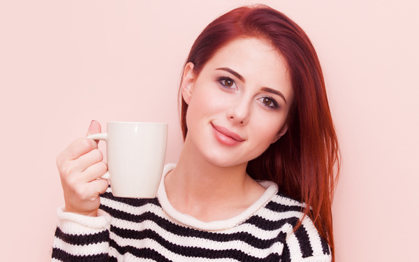 女ティーカップ (c)  Masson - Fotolia.com