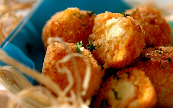 「アレ」を使えば丸めるのもカンタン楽しい！「チーズインライスボール」