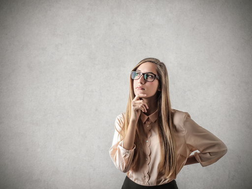 原因について考える女性