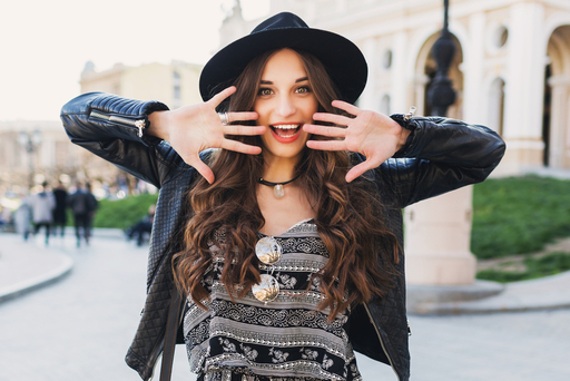 驚き、喜んでいる女性の写真