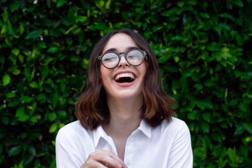 眼鏡をかけた女性が笑う写真