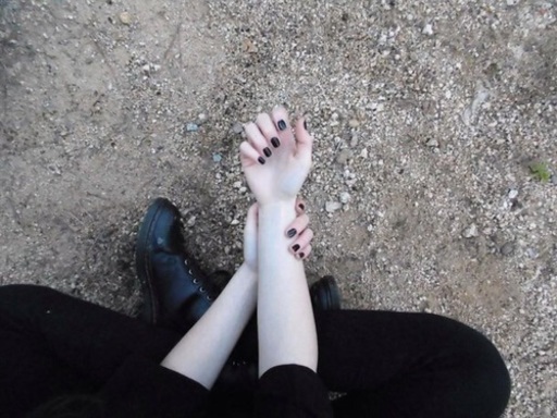 手首を掴む女性の写真