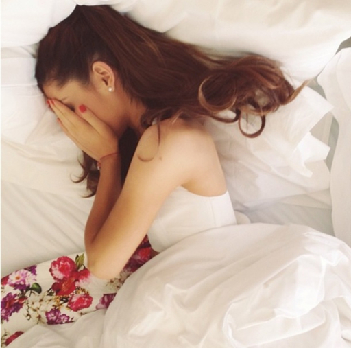 白いワンピースを着た女性の写真