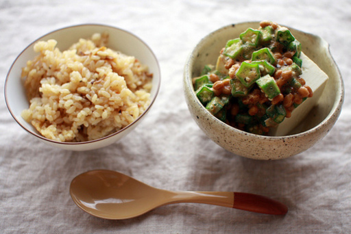 ごはんと納豆豆腐の写真