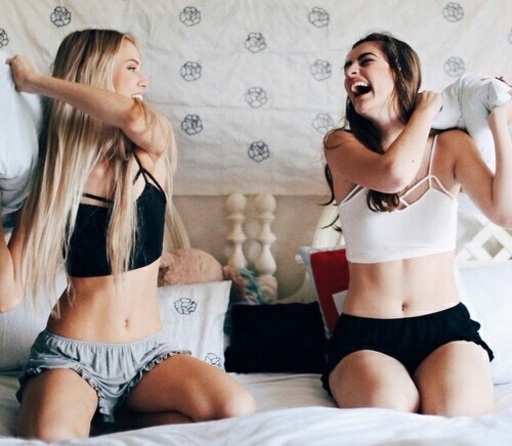 二人の女性が笑い合う写真