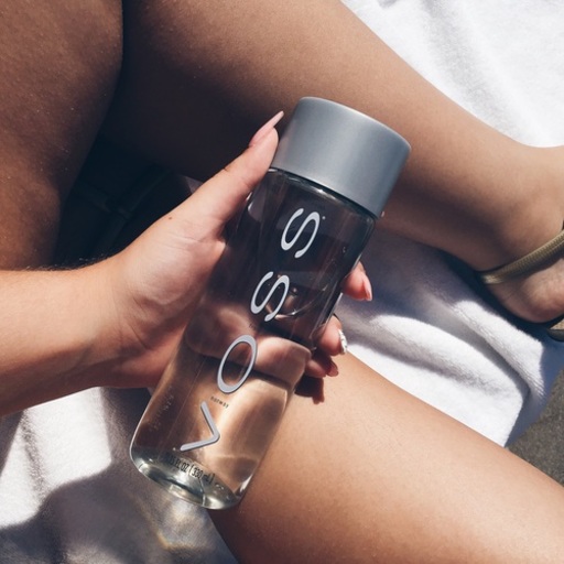 水のボトルを持つ手の写真