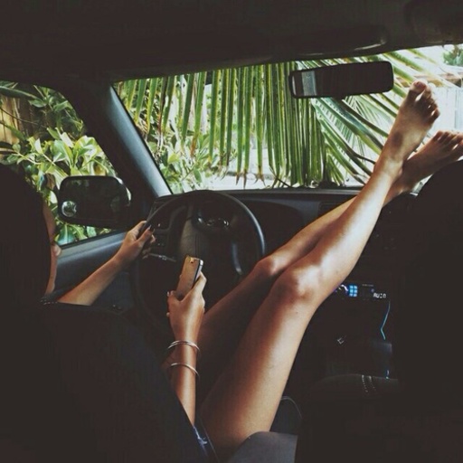 車を運転する女性の写真