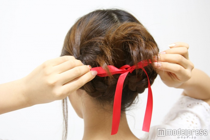 ポイント：リボンでゴムを隠す（C）モデルプレス