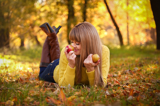 りんごの香りを楽しむ女性の写真