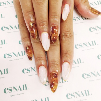 べっ甲×大理石風ネイル（画像提供：esNAIL）