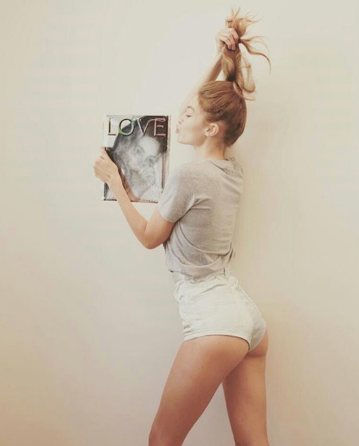 おどけた表情の女性の写真