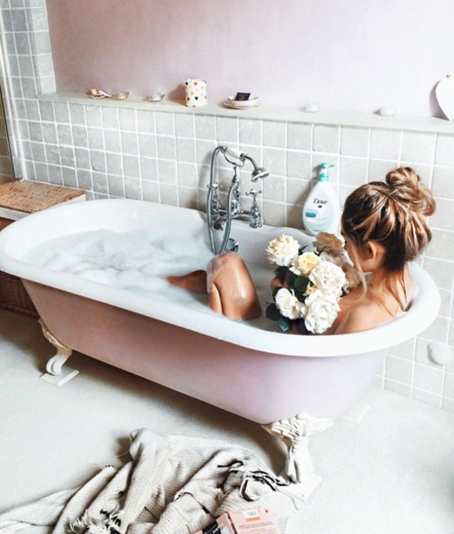 バスタブに浸かる女性の写真