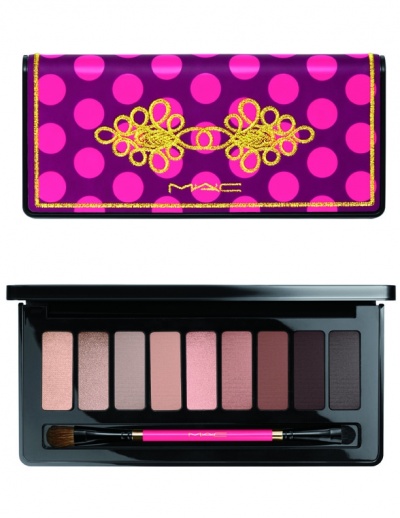 ナットクラッカー スウィート スモーキー アイ コンパクト／画像提供：M・A・C