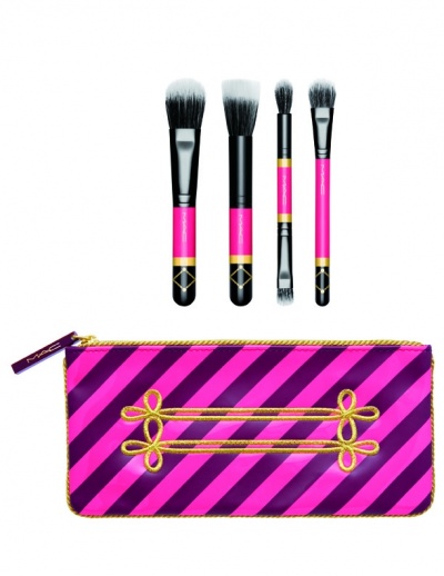 ナットクラッカー スウィート ミネラライズ ブラシ キット／画像提供：M・A・C