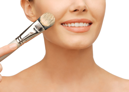 メイク下地を塗る写真