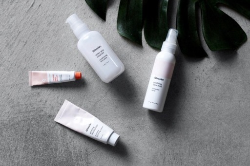 スキンケア用品が4つ置かれている写真