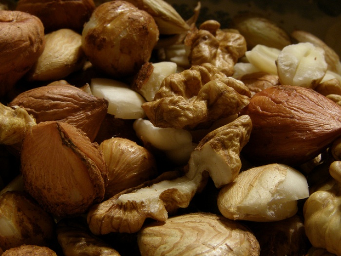 食べ過ぎには注意／Nuts! by erix!