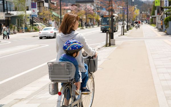 ママチャリに乗る親子 © tatsushi - Fotolia.com