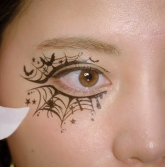 4．くもの巣シールで華やかな目元に変身！