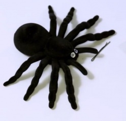 くものおもちゃにビーズで目をつけてキュートに