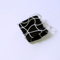 リストバンドも糸が絡まったように結んで…