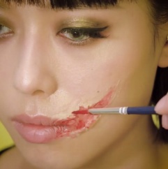 ペイントをたっぷり塗ってホラー感満載に…