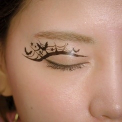 3．反対側の目も同じようにシールを貼る