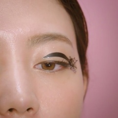 1．まぶたに沿ってシールを貼る