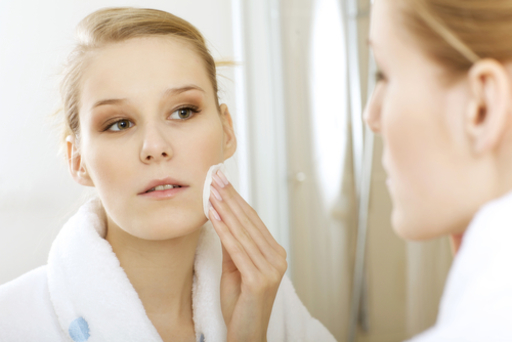 乾燥肌を気にする女性