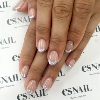 ミラーネイルもフレンチ（画像提供：esNAIL）