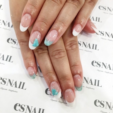 白フレンチがワンランクアップ（画像提供：esNAIL）