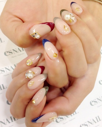 ダークカラーフレンチ（画像提供：esNAIL）