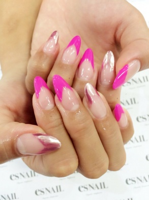 ミラーネイル×フレンチネイル（画像提供：esNAIL）