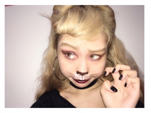 “Lady Cat”に変身したぺこ／オフィシャルブログ（Ameba）より