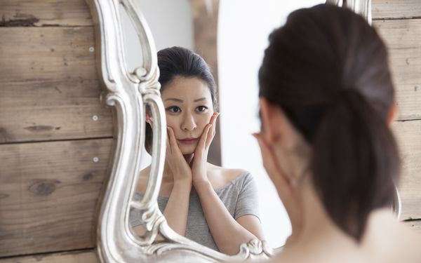 鏡で自分を見る女性