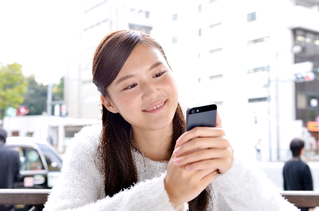 SNSに張り付き発信し続ける女