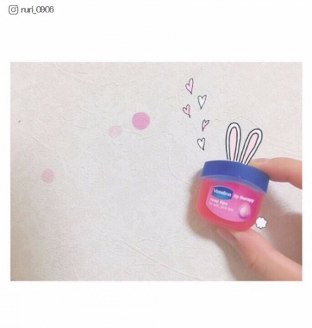 【話題のコスメ】潤いも女子力もアップ！ピンクのヴァセリン”ロージーリップス”が可愛すぎる／ruri_0906さんInstagramより