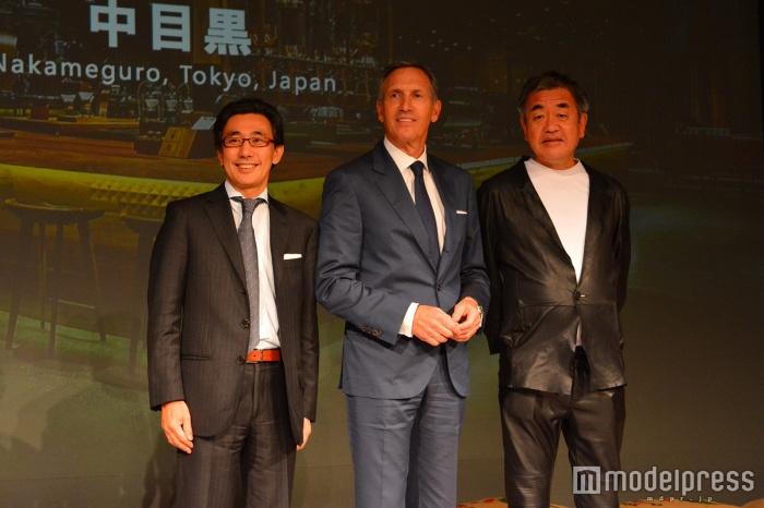（左から）水口貴文氏、ハワード・シュルツ氏、隈研吾氏（C）モデルプレス