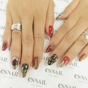 ミラーネイルで血のように（画像提供：esNAIL）