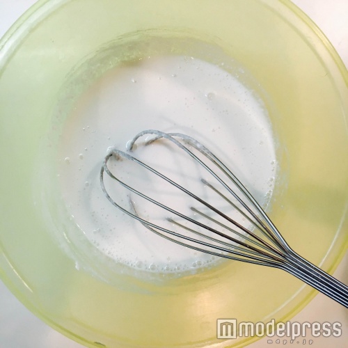 白玉粉を溶かして…(C)モデルプレス