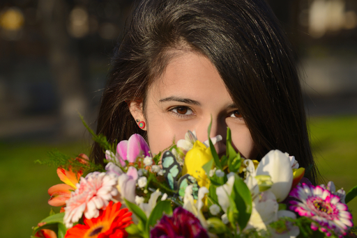 花を持つ女性の写真